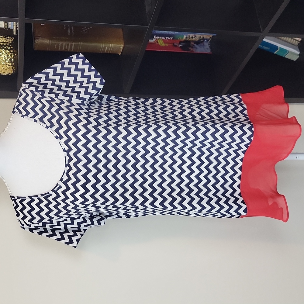 SIGNATURE STUDIO Contemorary Style Red White Blue Chevron Short Sleeve Tunic Top - Picture 1 of 6